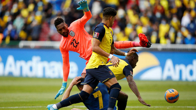 Penjaga gawang Alexander Dominguez dari Ekuador melanggar pemain Brasil Matheus Cunha pada Pra Piala Dunia 2022 di Estadio Rodrigo Paz Delgado, Quito, Ekuador, Kamis (27/1/2022). Foto: Santiago Arcos-Pool/Getty Images