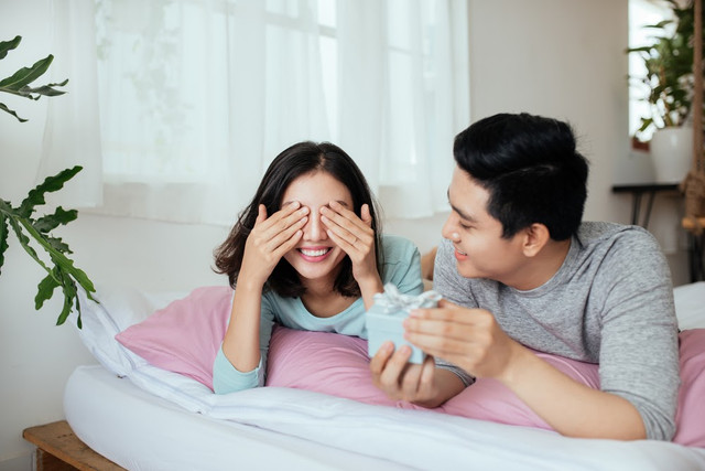 Ilustrasi memberikan hadiah kepada Capricorn. Foto: Shutterstock