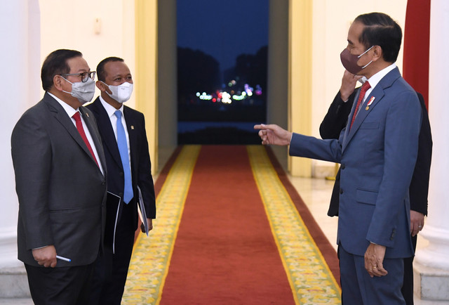 Presiden Joko Widodo (kanan) berbincang dengan Menteri Sekretaris Kabinet Pramono Anung (kiri) dan Menteri Investasi/Kepala BKPM Bahlil Lahadalia di Istana Kepresidenan Bogor, Jawa Barat, Kamis (27/1/2022). Foto: ANTARA FOTO/Biro Pers Sekretariat Presiden/Lukas