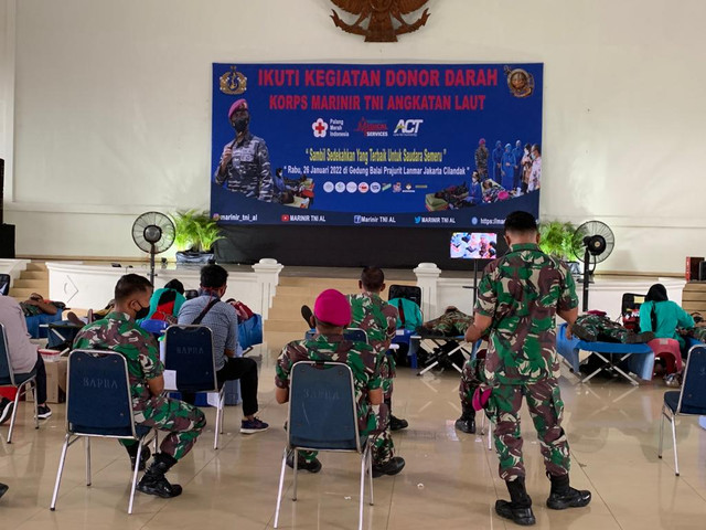 Anggota TNI AL Korps Marinir tengah mendonorkan darah. 