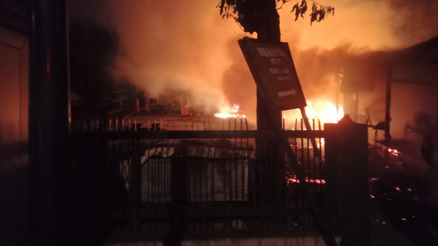 Kebakaran kios pasar ayam di Jalan Jaksa Agung Suprapto, turut Kelurahan Karangpacar, Kecamatan Bojonegoro Kota. Jumat (28/01/2022). (foto: dok istimewa)