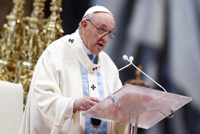 Paus Fransiskus merayakan Misa untuk memperingati Hari Perdamaian Dunia di Basilika Santo Petrus di Vatikan, 1 Januari 2022. Foto: REUTERS/Guglielmo Mangiapane