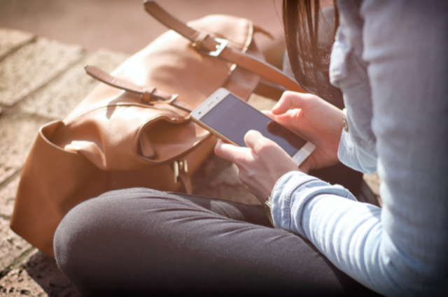 Ilustrasi Cara Memasukkan Kode Voucher Axis via Telepon. Sumber: Tofros.com/Pexels.com