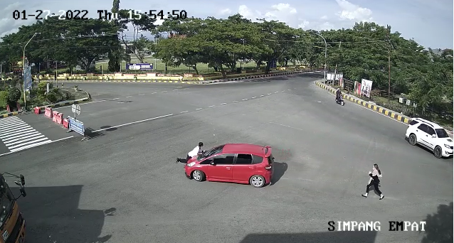 Polisi di Sulsel naik ke kap mobil. (Ist)