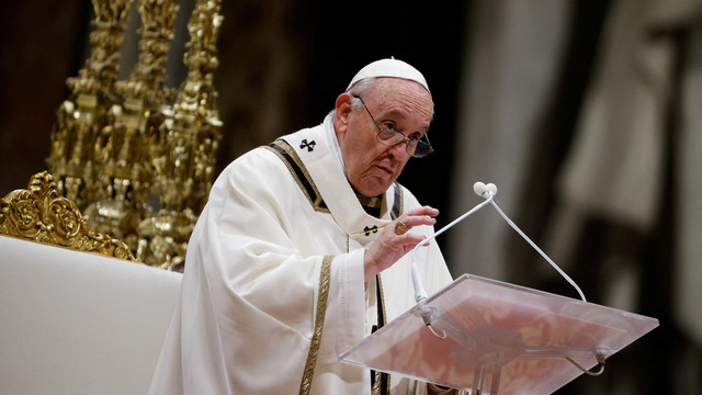 Paus Fransiskus merayakan Misa Malam Natal di Basilika Santo Petrus di Vatikan, Jumat (24/12). Foto: Guglielmo Mangiapane/REUTERS