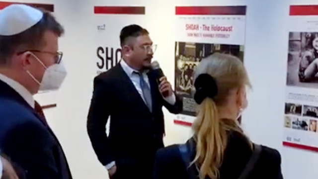 Yaakov Baruch saat menjelaskan koleksi di Museum Holocaust yang dibangun komunitas Yahudi di Minahasa, Sulawesi Utara, kepada Dubes Jerman untuk Indonesia, Ina Kepel, saat peresmian Museum Holocaust Shaar Hashamayim Synagogue Minahasa. (foto: istimewa)