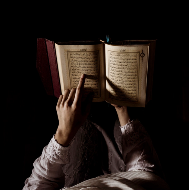 Ilustrasi wanita membaca Al-Quran di awali dengan membaca taawudz. Foto: freepik.com