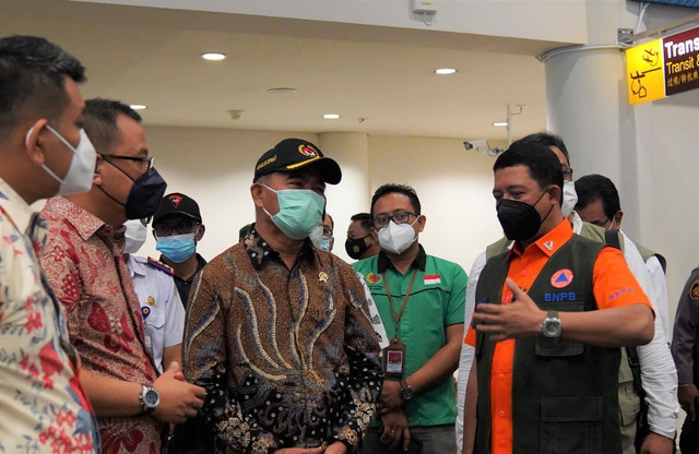 Menteri Koordinator Bidang Pembangunan Manusia dan Kebudayaan (MenkoPMK) Muhadjir Effendy mendapat penjelasan dari  Kepala Badan Nasional Penanggulangan Bencana (BNPB) Letnan Jenderal Suharyanto. - IST