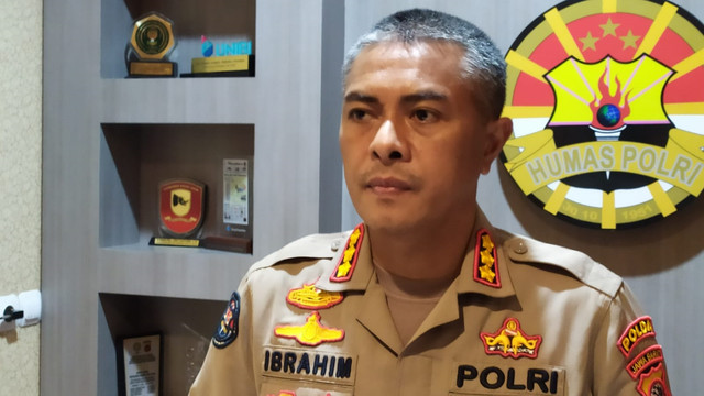 Kabid Humas Polda Jabar Kombes Pol Ibrahim Tompo saat menyampaikan keterangan terkait 11 anggota GMBI yang ditetapkan tersangka pada Jumat (28/1/2022). Foto: Rachmadi Rasyad/kumparan