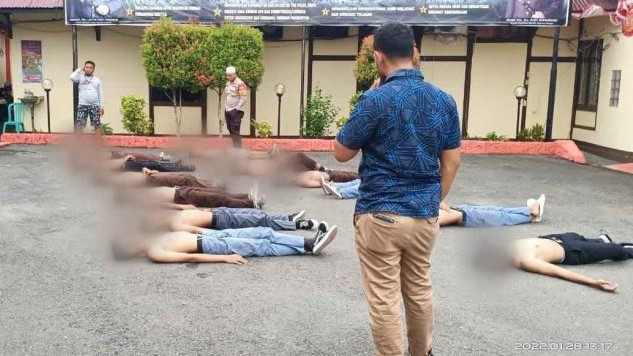Sebanyak 12 siswa dari Madrasah Aliyah Negeri (MAN) 1 dan sekolah Menengah Kejuruan (SMK) Negeri 2 di Luwuk saat diamankan polisi, Jumat (28/1). Foto: Istimewa