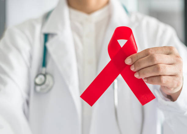 Ilustrasi seorang dokter yang memegang pita merah sebagai simbol kesadaran terhadap AIDS. Foto: iStock