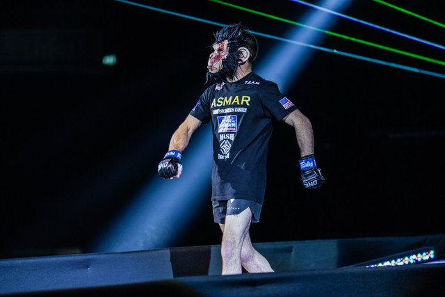 Jarred "The Monkey God" Brooks berjalan memasuki Circle dalam laga debutnya pada November 2021 lalu. Foto: ONE Championship