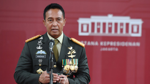 Panglima TNI Jenderal Andika Perkasa memberikan keterangan pers usai dilantik menjadi Panglima TNI di area Istana Kepresidenan, Jakarta, Rabu (17/11/2021). Foto: Hafidz Mubarak A/ANTARA FOTO