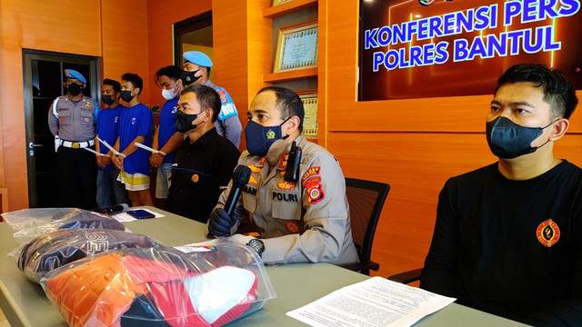 Tiga tersangka kasus perusakan dan pengeroyokan mobil Mercy ditangkap Polres Bantul, Sabtu (29/1/2022) Foto: Arfiansyah Panji Purnandaru/kumparan