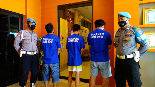 Tiga tersangka kasus perusakan dan pengeroyokan mobil Mercy ditangkap Polres Bantul, Sabtu (29/1/2022) Foto: Arfiansyah Panji Purnandaru/kumparan