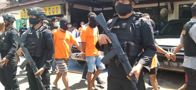 Sembilan pelaku pembakaran gedung Double O yang berhasil ditangkap, mendapat pengawalan ketat aparat keamanan, foto: Yanti/Balleo News
