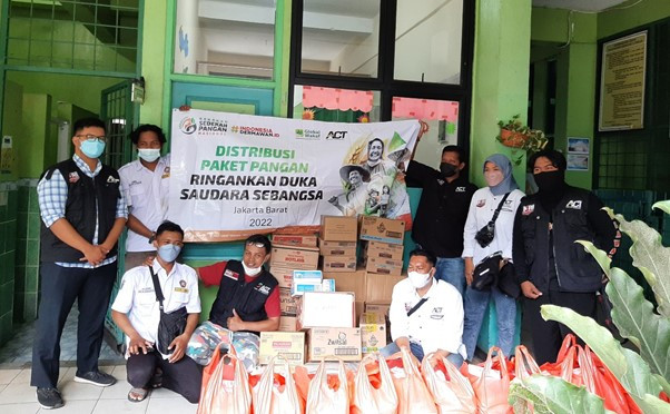 Pendistribusian bantuan Logistik ke Korban Kebakaran di Kelurahan Tanah Sereal