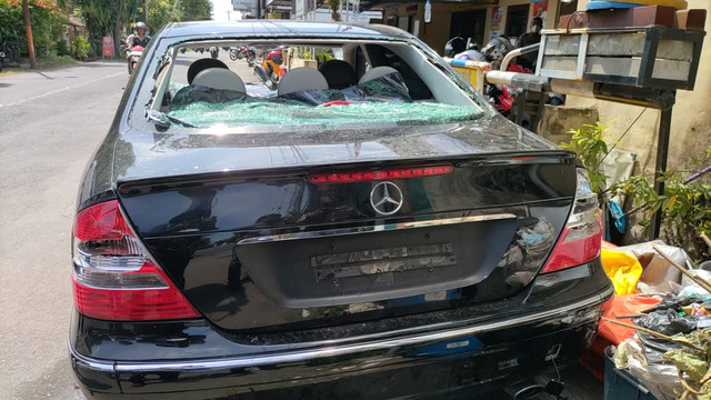 Penampakan mobil Mercedes-Benz yang dirusak massa di Kasihan, Bantul. Saat ini mobil tersebut diamankan di Polsek Kasihan, Sabtu (29/1/2022). Foto: Arfiansyah Panji Purnandaru/kumparan