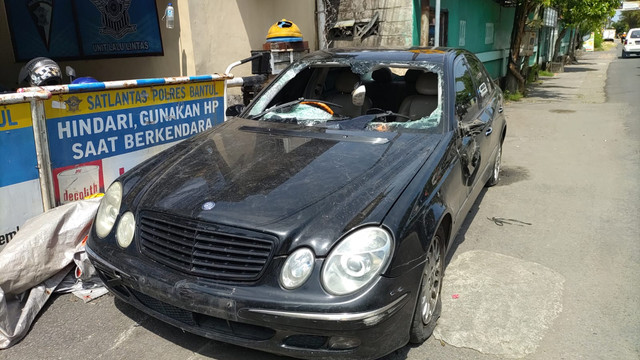 Penampakan mobil Mercedes-Benz yang dirusak massa di Kasihan, Bantul. Saat ini mobil tersebut diamankan di Polsek Kasihan, Sabtu (29/1/2022). Foto: Arfiansyah Panji Purnandaru/kumparan