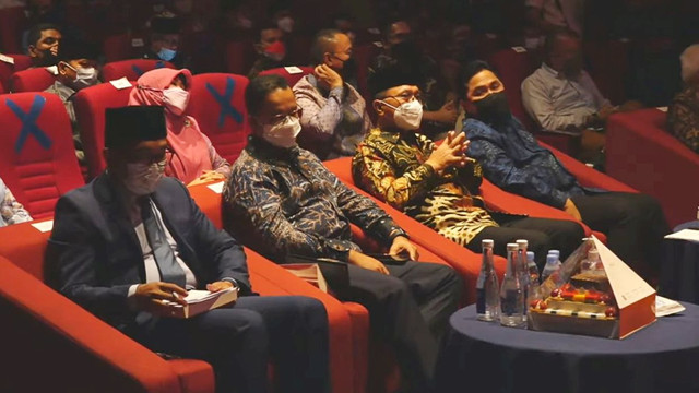 Gubernur Jawa Barat Ridwan Kamil, Gubernur DKI Jakarta Anies Baswedan dan Menteri BUMN Erick Thohir duduk berdampingan dalam acara pidato kebangsaan Zulkifli Hasan, Sabtu (28/1/2022).  Foto: Youtube/Zulkifli Hasan