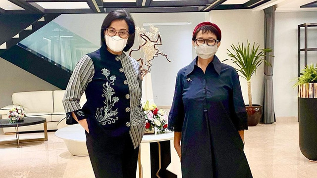 Menkeu Sri Mulyani dan Menlu Retno Marsudi menggunakan sepatu buatan UMKM. Foto: Instagram/@smindrawati