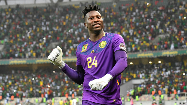 Penjaga gawang Kamerun Andre Onana bereaksi terhadap gol pertama timnya pada perempat final Piala Afrika (CAN) 2021 di Stadion Japoma di Douala, Kamerun, Sabtu (29/1/2022). Foto: Issouf Sanogo/AFP
