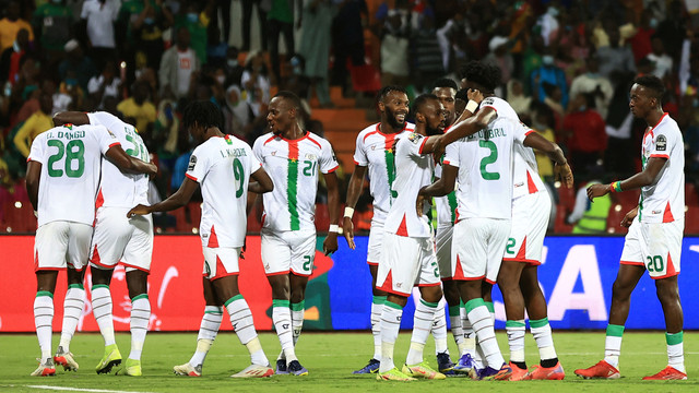 Pemain Burkina Faso Dango Ouattara berselebrasi dengan rekan satu timnya usai mencetak gol ke gawang Tunisia pada perempat final Piala Afrika (CAN) 2021 di Stade Roumde Adjia di Garoua, Kamerun, Sabtu (29/1/2022) Foto: Daniel BELOUMOU OLOMO/AFP
