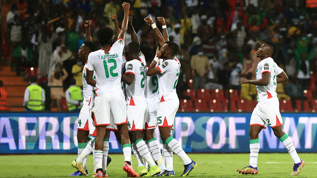Para pemain Burkina Faso merayakan gol pertama tim mereka saat hadapi Tunisia pada perempat final Piala Afrika (CAN) 2021, di Stade Roumde Adjia di Garoua, Kamerun, Sabtu (29/1/2022). Foto: Daniel BELOUMOU OLOMO/AFP