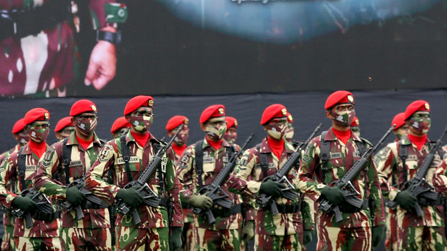Prajurit Kopassus mengikuti upacara penyematan Brevet Kopassus kepada KASAD Jenderal TNI Dudung Abdurachman di Mako Kopassus, Cijantung, Jakarta, Selasa (21/12/2021). Foto: Hidayat/ANTARA FOTO