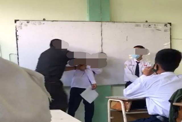 Tangkapan layar aksi guru di SMPN 49 yang melakukan kekerasan terhadap anak didiknya.