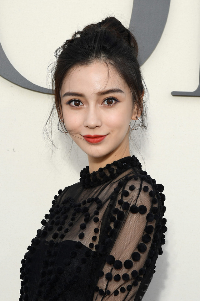Angelababy menghadiri pertunjukan Christian Dior saat Paris Fashion Week Womenswear Spring/Summer 2019 di Paris, Prancis pada 24 September 2018. Foto: Pascal Le Segretain/Getty Images For Christian Dior