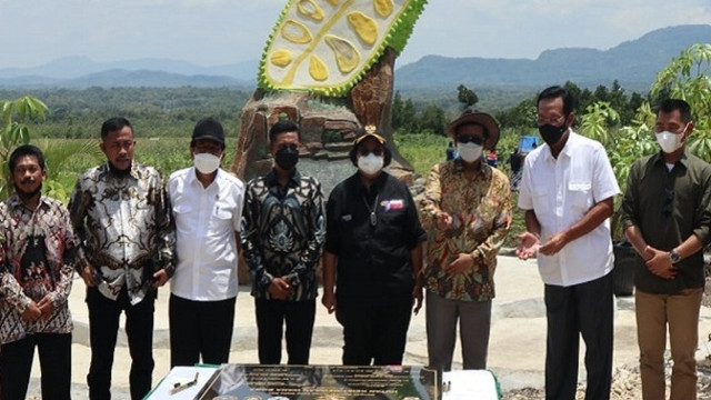 Para pejabat berfoto bersama seusai penacangan Hutan Keistimewaan Nagka di Gunungkidul, Sabtu (29/1). Foto: Istimewa
