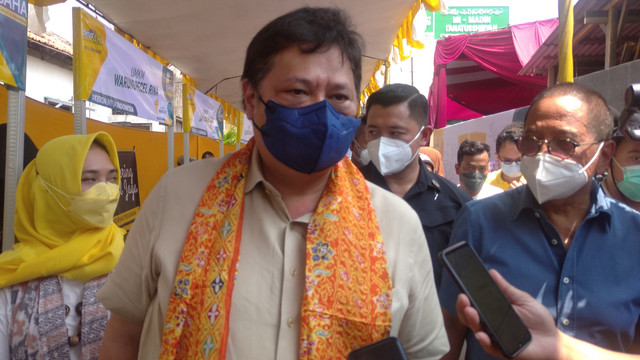 Menteri Koordinator Bidang Perekonomian Airlangga Hartarto saat Dialog Kelompok UMKM usAHA di Kelurahan Tugu, Kecamatan Tugu, Kota Semarang, Jawa Tengah. Foto: Intan Alliva Khansa/kumparan