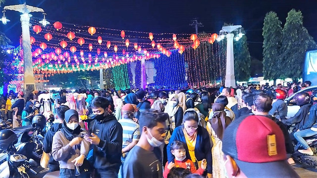 Kerumunan warga di sekitar jembatan Pasar Gede, Solo, Minggu (30/01/2022) malam. FOTO: Tara Wahyu
