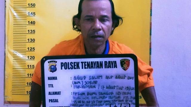 AS, seorang ayah menyiramkan Pertalite ke tubuh 2 anak laki-laki, anak kandungnya, Jumat malam (28/1/2022), di Tenayan Raya, Pekanbaru.