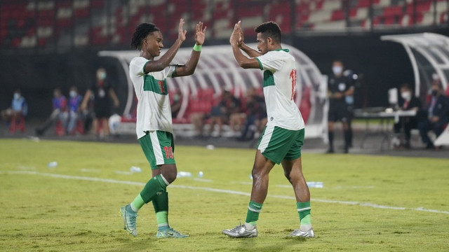 Selebrasi pemain Timnas Indonesia Ricky Kambuaya usai mencetak gol ke gawang Timor Leste pada pertandingan uji coba resmi FIFA di Stadion I Wayan Dipta, Gianyar Bali, Minggu (30/1/2022). Foto: PSSI