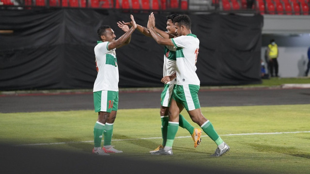 Selebrasi pemain Timnas Indonesia Terens Puhiri usai mencetak gol ke gawang Timor Leste pada pertandingan uji coba resmi FIFA di Stadion I Wayan Dipta, Gianyar Bali, Minggu (30/1/2022). Foto: PSSI