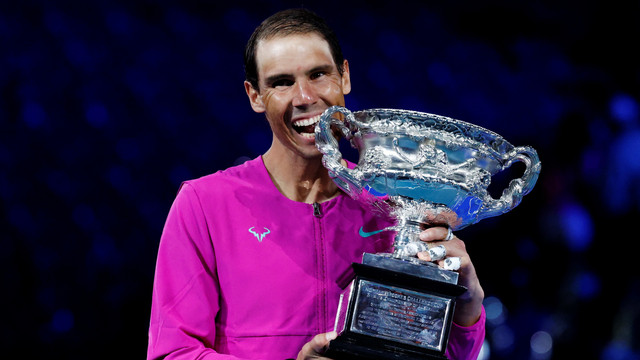 Petenis Spanyol Rafael Nadal merayakan gelar juara Australia Open usai mengalahkan Daniil Medvedev di partai final tunggal putra di Melbourne Park, Melbourne, Australia. Foto: Asanka Brendon Ratnayake/REUTERS