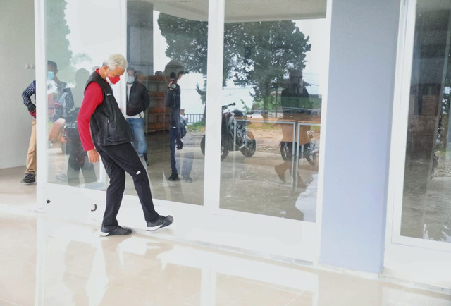 Gubernur Jateng Ganjar Pranowo menendang tembok di SMA Negeri Tawangmangu, Karanganyar, Minggu (30/01/2022). FOTO: dok HUMAS PEMPROV JATENG