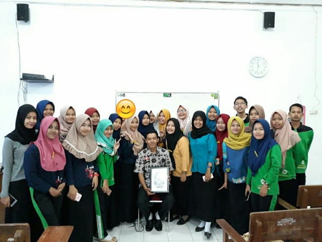 Dosen Spesialis Medikal Bedah "Prima Trisna Aji" ketika mengisi perkuliahan dikelas