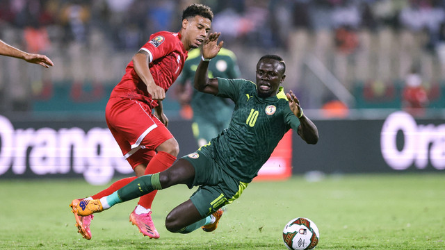 Pemain Senegal Sadio Mane beraksi dengan pemain Equatorial Guinea Josete Miranda pada perempat final Piala Afrika (CAN) 2021 di Stade Ahmadou Ahidjo di Yaounde, Kamerun, Minggu (30/1/2022). Foto: Kenzo Tribouillard/AFP