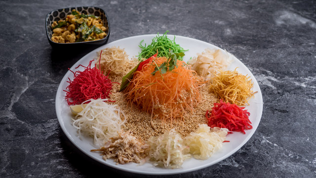 Ilustrasi makanan Imlek Yu Sheng. Foto: Shah Affendy/Shutterstock