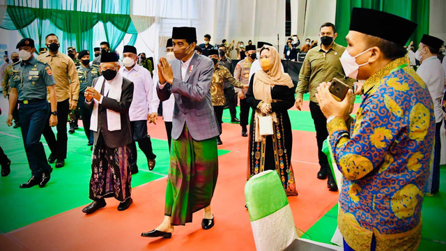 Presiden Joko Widodo tiba di Balikpapan Sport and Convention Center, Kota Balikpapan untuk menghadiri acara Pengukuhan Pengurus Besar Nahdlatul Ulama (PBNU) Masa Khidmat 2022-2027 dan Harlah Ke-96 NU pada Senin, 31 Januari 2022. Foto: Laily Rachev/Biro Pers Sekretariat Presiden