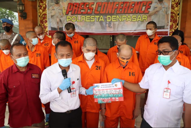 Aktor Muhammad Randa Septian (27) (kiri depan)/Dok. Polresta Denpasar.