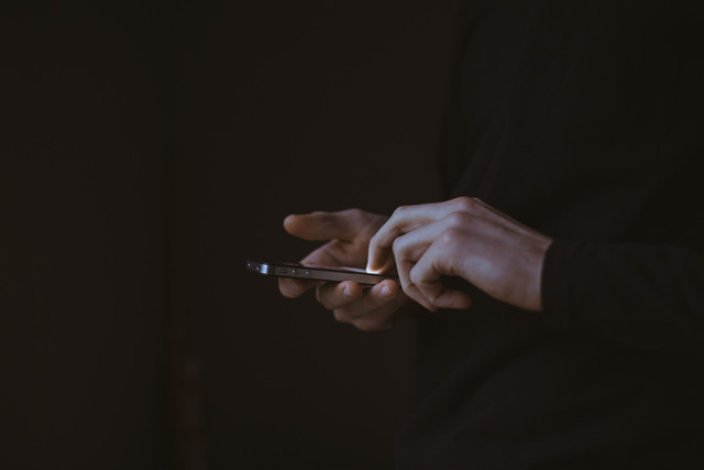 Ilustrasi Cek Layar HP. Foto: Gilles Lambert/unsplash