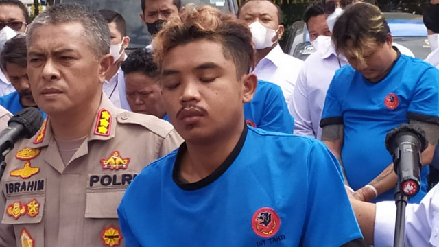 Tampang anggota GMBI yang menaiki patung Maung Lodaya ketika dihadirkan dalam jumpa pers di Mapolda Jabar, Senin (31/1/2022). Foto: Rachmadi Rasyad/kumparan