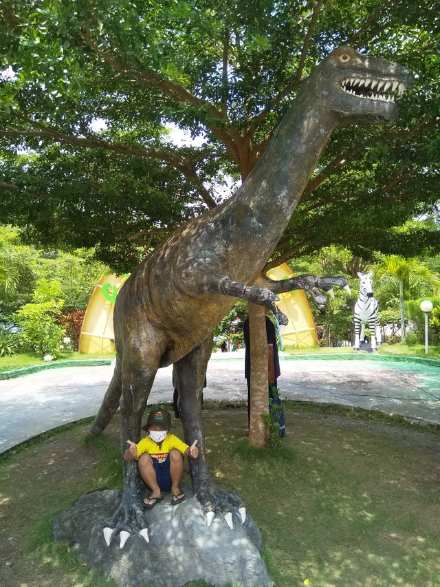 Dokumen Pribadi: Putra kami bermain dibawah replika Dinasaurus