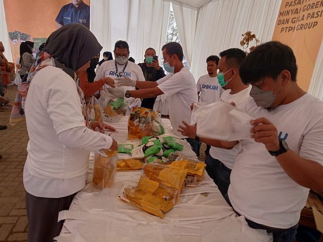 Pelayanan pasar murah PTPN Group di PKOR Way Halim Bandar Lampung, Senin (31/1) | Foto : Sidik Aryono/ Lampung Geh