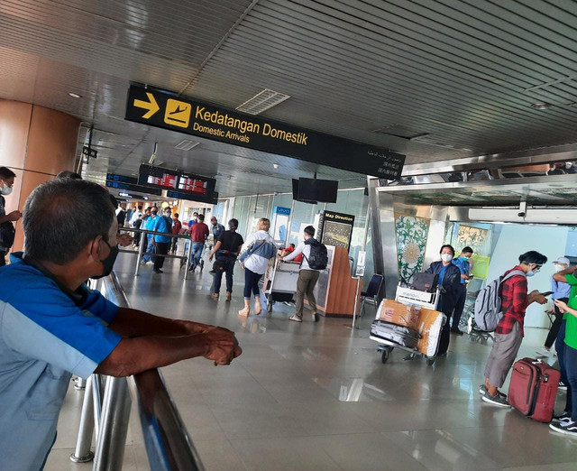 Warga dari berbagai daerah datang ke Pontianak via Bandara Supadio Pontianak. Foto: Siti Annisa Aini/Hi!Pontianak