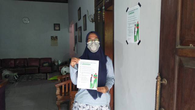 Dokumentasi poster yang sudah dibagikan kepada salah satu warga RT 05/RW 06 Langenharjo, Kendal (Dokumentasi Pribadi).